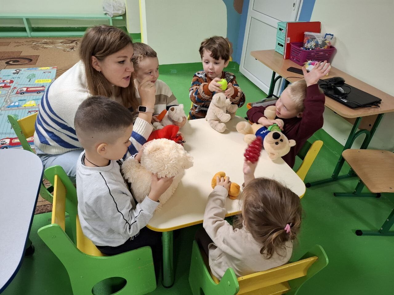 Обійми, що зігрівають дитинство!